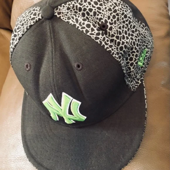 NY, New Era, Fitted 7 1/4, Grey Panel and Patterned Cap, GUC - Picture 10 of 10